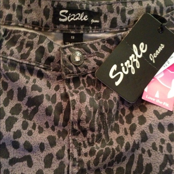 NWT cheetah print  rhinestone button shorts sz 13 - Picture 2 of 4