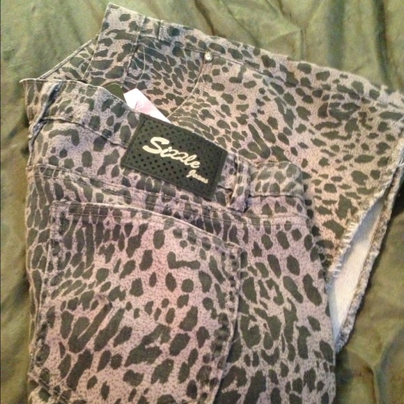 NWT cheetah print  rhinestone button shorts sz 13 - Picture 3 of 4
