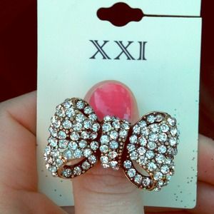 Forever 21 bow ring in antique gold. Will bundle!