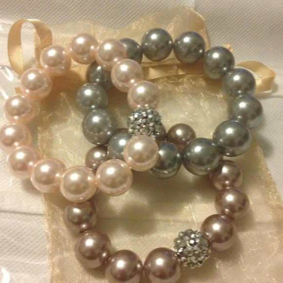 ❌Sold in a bundle ❌3 pearls bracelets