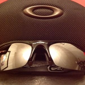 Oakley Accessories - Oakley sunglasses. Worn only a few times. Oakley Accessories - Oakley sunglasses. Worn only a few times.