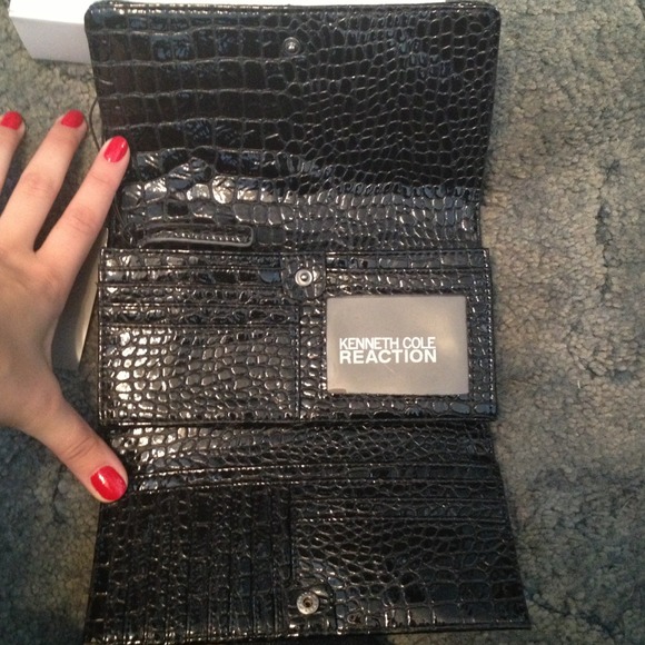 NWT Kenneth Cole Reaction wallet - Picture 2 of 2