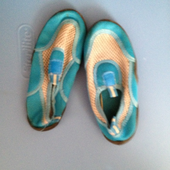 Water shoes - Picture 1 of 2