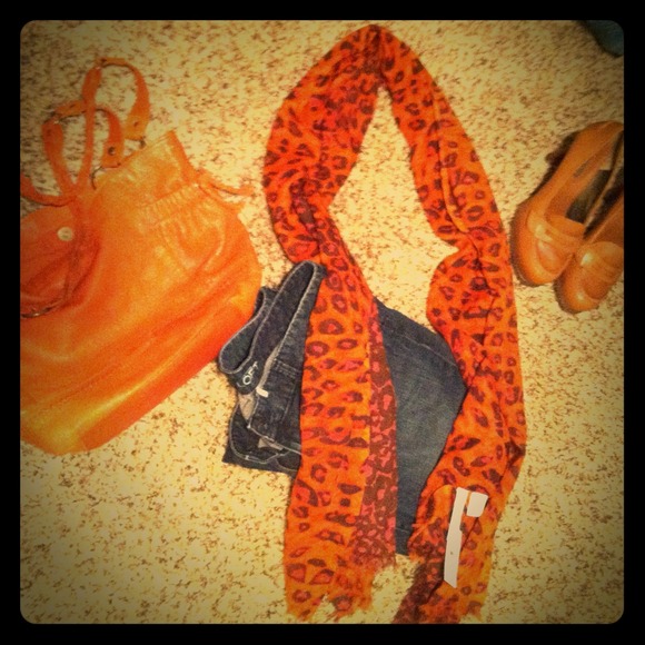 ⚡BNWT⚡LOFT animal motif long scarf in reds/pinks - Picture 1 of 4