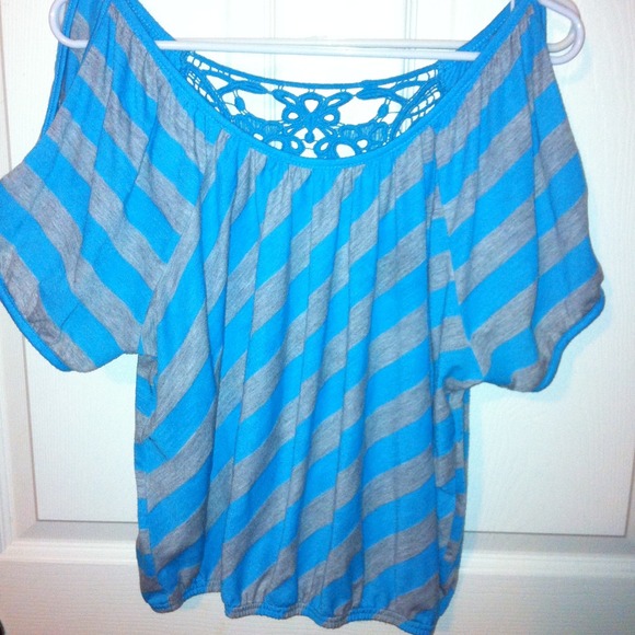 💜Traded with cristalle💜Cute!! Cold shoulder top!