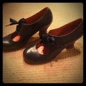 Vintage inspired Oxford heel.