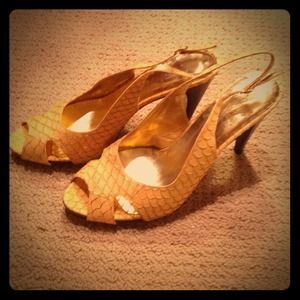 Yellow scalloped heel