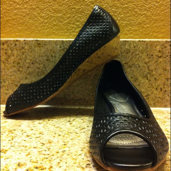 Peep toe low wedge 6.5
