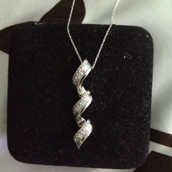 14kt gold pendant with chain.