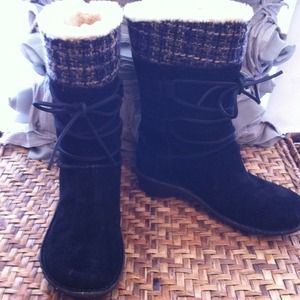 UGG Boots - Perfect condition Ugg boots size 7, black UGG Boots - Perfect condition Ugg boots size 7, black