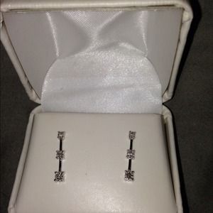 White gold dangle earrings with 3 diamonds