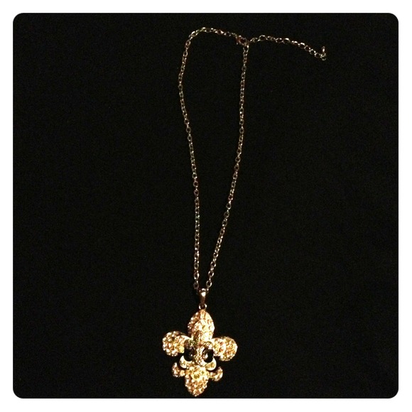 Gorgeous sparkly necklace.