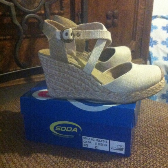 Brad new neutral wedges - Picture 2 of 4