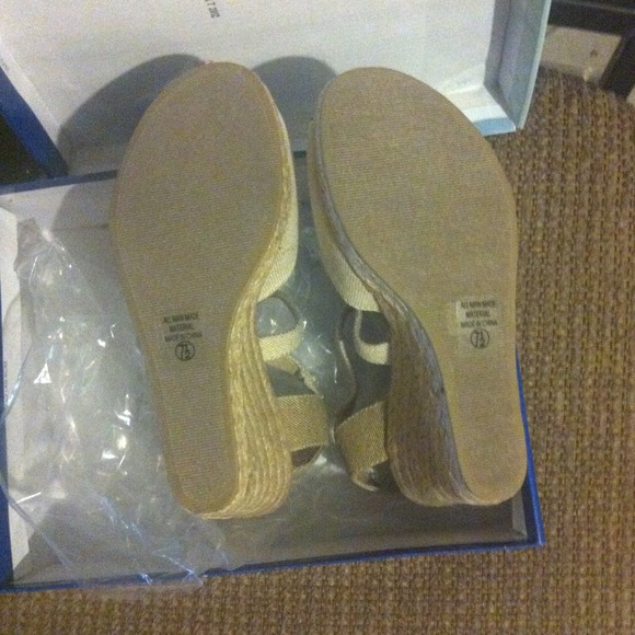 Brad new neutral wedges - Picture 3 of 4