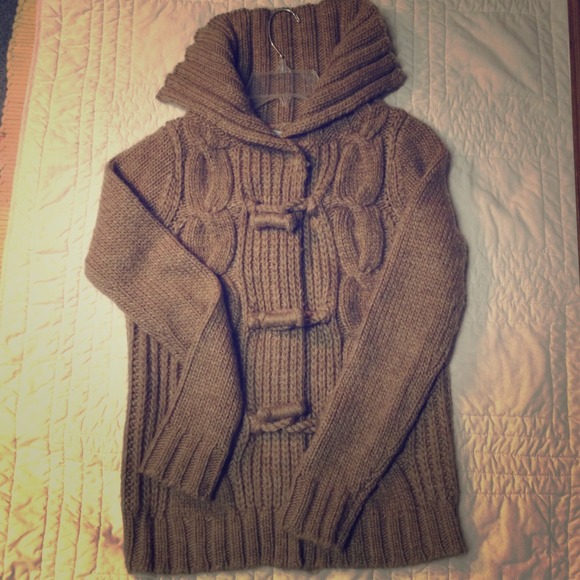 Gap sweater with cute button and details - Picture 1 of 4