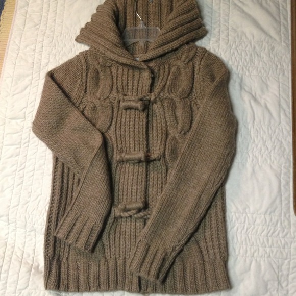 Gap sweater with cute button and details - Picture 2 of 4