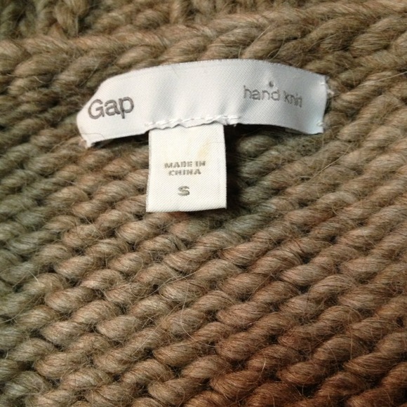 Gap sweater with cute button and details - Picture 3 of 4