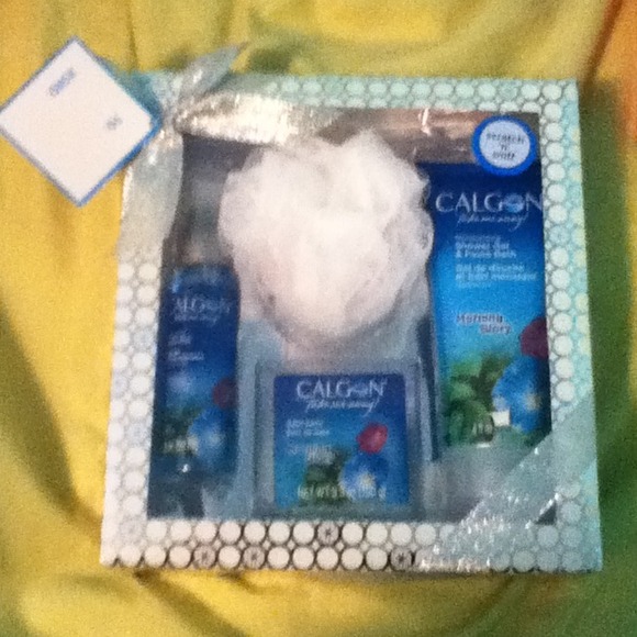 SOLD IN BUNDLE Bran new gift set!