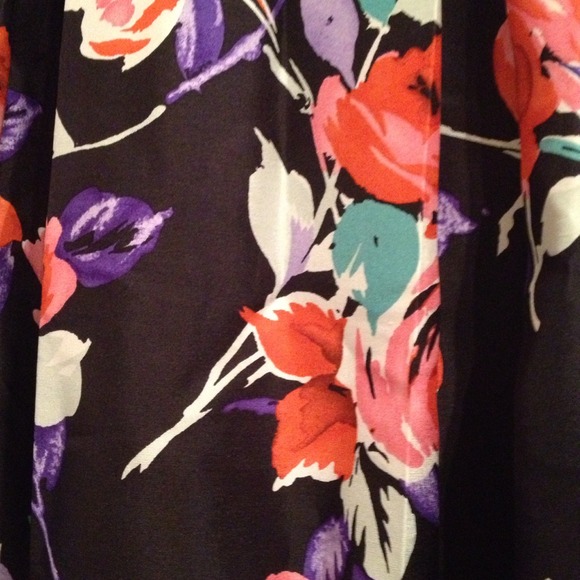 ❌❌SOLD❌❌ Express Black Floral Print Skirt - Picture 2 of 2