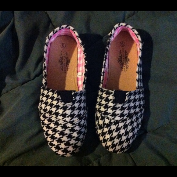 RESERVED LIP SET AND textile shoes