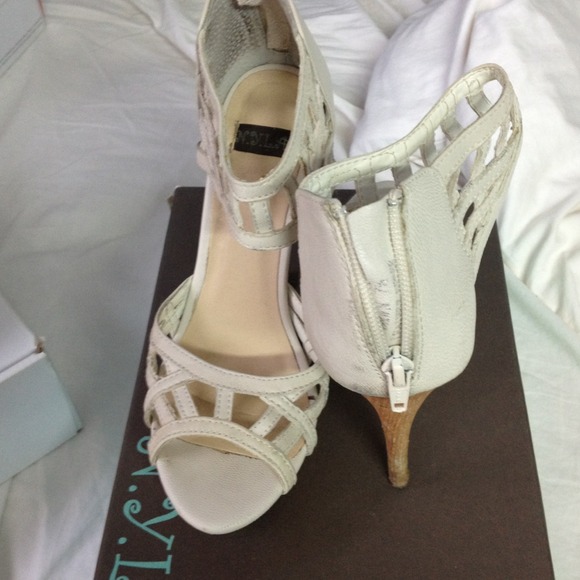 🚫SOLD🚫Bone color spring heels with wooden bottom - Picture 1 of 4