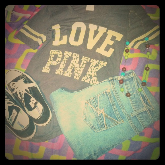 🌷 SOLD- Victoria's Secret tee