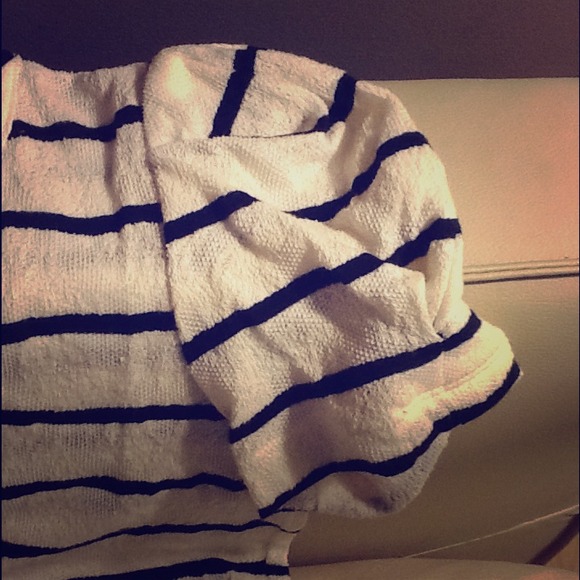 Short-sleeved/puff-shoulder top with stripes