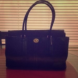 Reserve!!!!!! Authentic COACH Large black Handbag.
