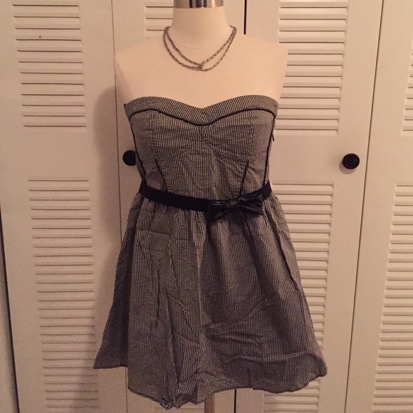 ⬇Black n White strapless dress