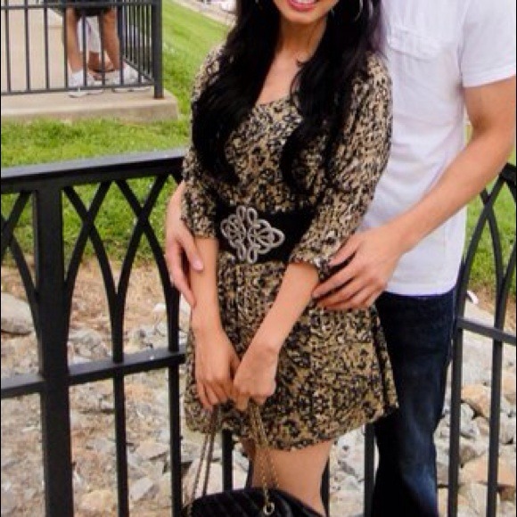 Size SMALL: V-neck print dress