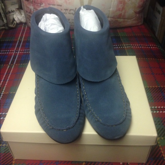 👠PRICED REDUCED👠 Blue suede booties.