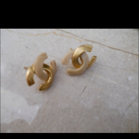 Authentic Chanel earrings not sure if I wanna sell - Picture 4 of 4