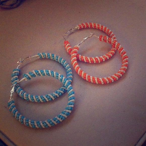 Bundling 2 Pair Of Earrings. - Picture 1 of 2