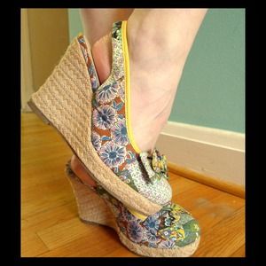 Cute fabric summer wedge with bow!
