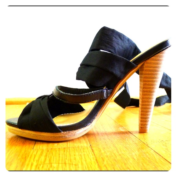 Tie up the ankle strappy sandal. Brand new!