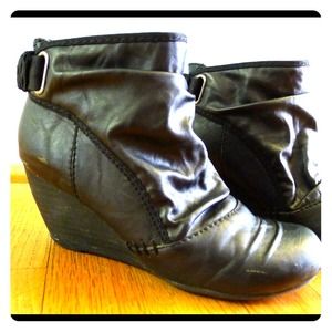 Ankle wedges with a round toe