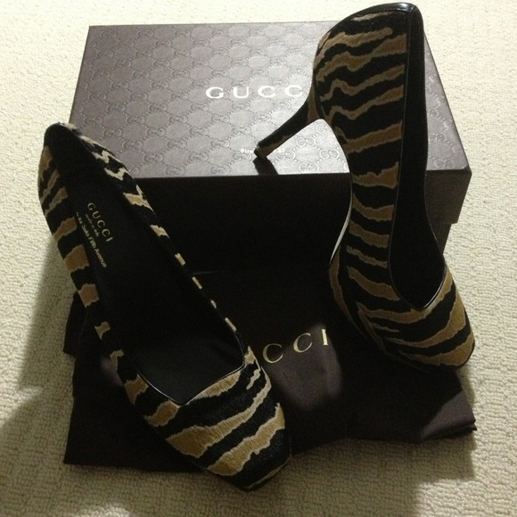 Sold-Authentic Gucci pumps- - Picture 2 of 4