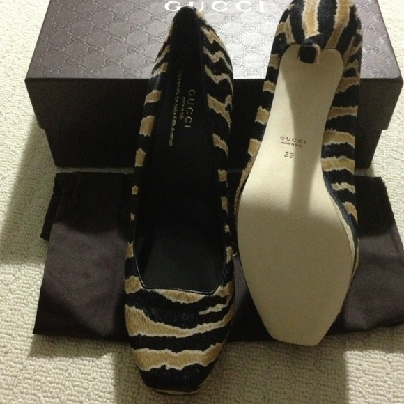 Sold-Authentic Gucci pumps- - Picture 4 of 4
