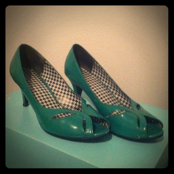 Short heeled green shoes