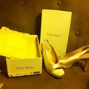 Vera Wang 5.5 M White Satin heels
