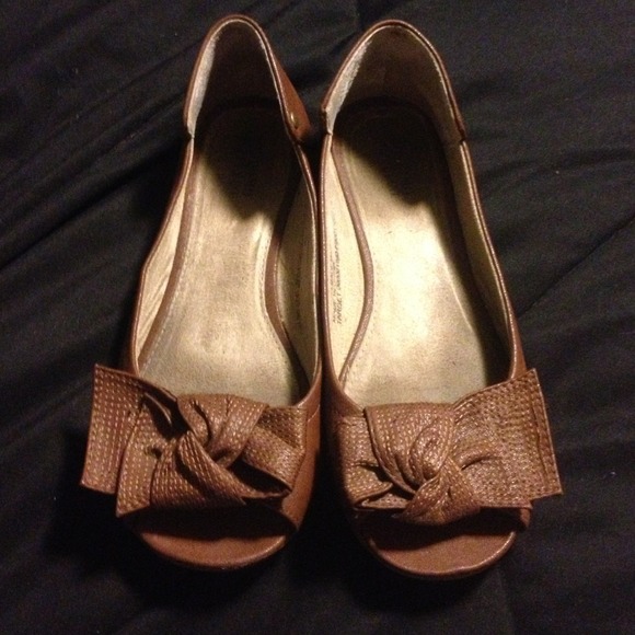 Brown peep toed flats!