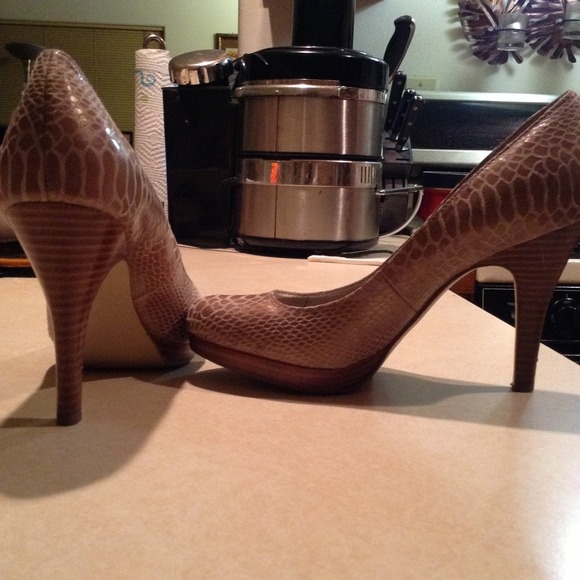 New alfani creme snake pattern heels