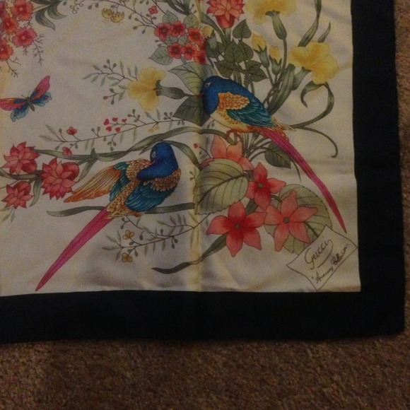 H.P. 🎉🎉authentic 34x34 inch silk Gucci scarf - Picture 2 of 2
