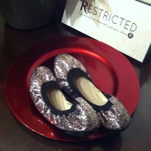 RESTRICTED hot sparkly flats!