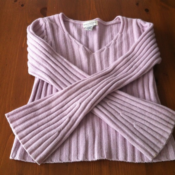V neck pink cashmere sweater.