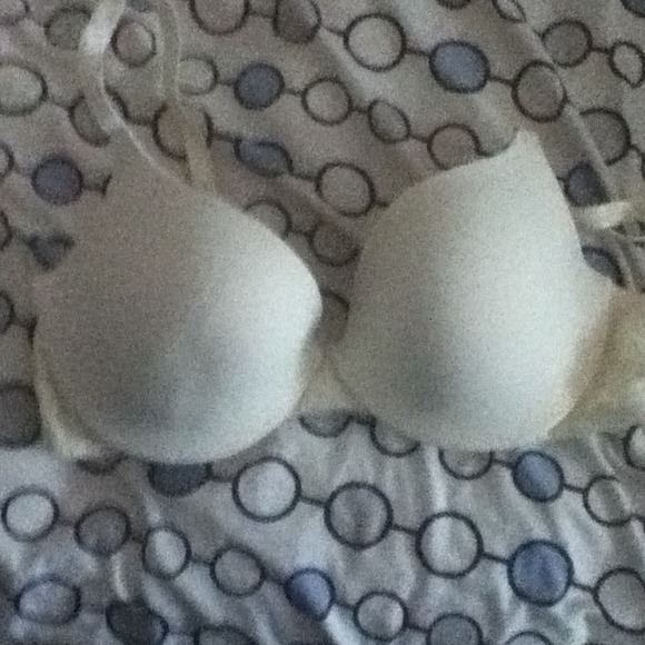 38B Warners bra. Never worn. Slightly padded