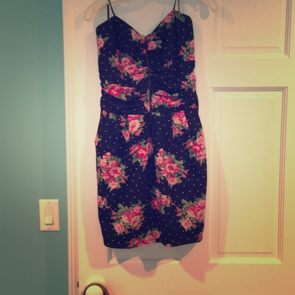 SOLD: Sleeveless Sweetheart Dress with Zipper