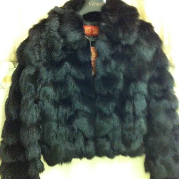 "SOLD" ✨✨ Price Drop !! ✨✨Short Blk Fox Fur Jacket