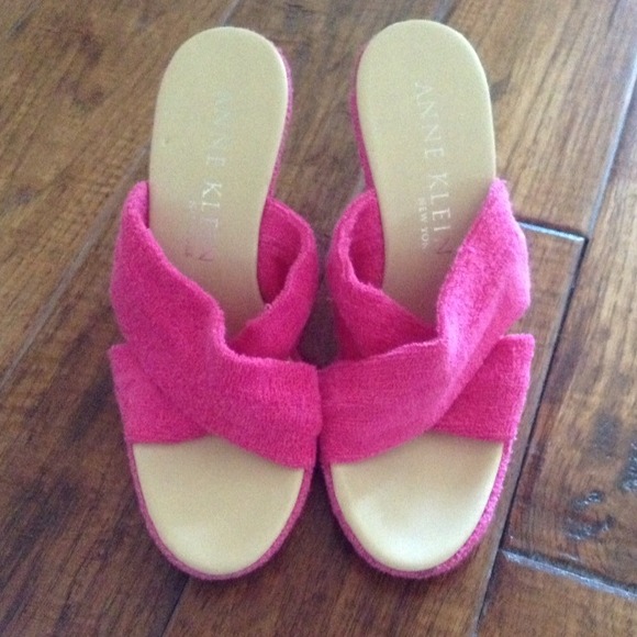 100% Authentic Anne Klein wedge Size 9