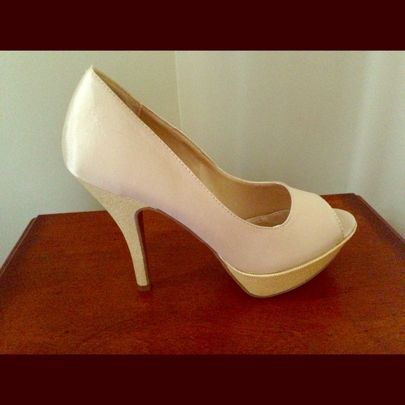 SOLD💢Brand new Kenneth Cole champagne platforms